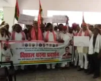 मीरजापुर में सपाइयों का तहसील पर जनसमस्याओं काे लेकर प्रदर्शन, सौंपा ज्ञापन