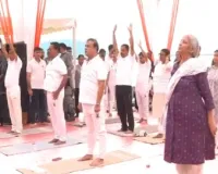 ब्रह्मपुत्र तट पर योग की गूंज, मुख्यमंत्री हिमंत और निर्मला सीतारमण ने किया योगाभ्यास