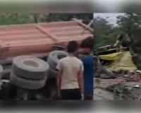लखनऊ में तेज रफ्तार का कहर, दुकानों पर चढ़कर पलटा बेकाबू डंपर, दो घायल