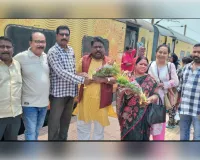  जमशेदपुर पहुंचने पर दिल्ली दौरे से लौटे पूर्व मंत्री दुलाल भुईयां का टाटानगर स्टेशन पर स्वागत