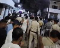 सड़क हादसे के बाद दो पक्षों में हुई हिंसक झड़प, आरोपी घरों में ताले लगाकर फरार
