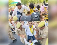 आप छात्र संगठन का हजरतगंज चौराहे पर प्रदर्शन, केंद्रीय शिक्षा मंत्री से इस्तीफे की मांग