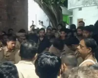 बाप बेटे के झगड़े में मां की मौत, लोगों ने बेटे को हैंडपंप में बांधकर बुलाई पुलिस