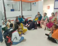 बैंक ऑफ बड़ौदा की शाखा में फर्श पर लेटे ग्राहक, एफडी के नाम पर लाखों रुपए लेने के आरोप 