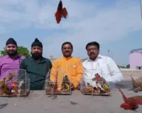 1090 चौराहे पर 101 पक्षियों को पिंजरे से मुक्त कर छात्रो को दी श्रद्धांजलि