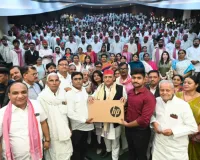 सीबीएसई टॉपर को लैपटॉप देकर अखिलेश यादव ने किया सम्मानित