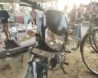 ई-रिक्शा से टकराई बाइक, हादसे से मची अफरा-तफरी, युवक गंभीर रूप से घायल