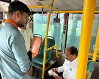 आम यात्री बनकर आगरा नगर आयुक्त ने किया सिटी बस में सफर, पकड़ी टिकट चोरी