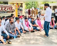 छात्रों के निलंबन और अर्थदंड लगाने के विरोध में धरना, निष्काशन रद्द करने ​की मांग