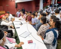 बीएससी नर्सिंग छात्रों ने पूर्व सीएम से की मुलाकात, परीक्षा से जुड़ी समस्याएं बताई