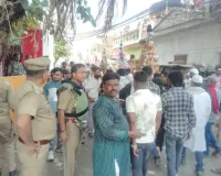जुलूस के साथ भारी संख्या में पुलिस बल मौजूद, मड़ियांव में निकला मोहर्रम का जुलूस