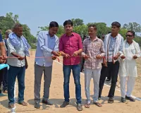 क्रिकेट टूर्नामेंट का फीता काटकर किया गया शुभारंभ।
