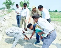 ऐरा-अम्बरपुर तटबंध के स्पर पुनरोद्धार कार्य का डीएम ने किया स्थलीय निरीक्षण, समयबद्धता सुनिश्चित करने के निर्देश