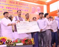 सिराथू में उपमुख्यमंत्री केशव मौर्य ने बांटे आवास की चाभियां, ट्रैक्टर व सहायता सामग्री, बोले- गांव की समस्याओं का होगा गांव में ही समाधान