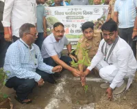 विधायक एवं डीएम एसपी द्वारा फलदार एवं छायादार पौधों का रोपण कर पर्यावरण संरक्षण का दिया गया संदेश