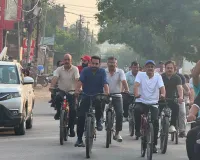 साइकिल चलाकर जिला जज ने विश्व साइकिल दिवस मनाया 