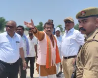भाजपा नेता राजेश्वर सिंह के अनुरोध पर डीएम ने निघासन के ठाकुरपुरवा रपटा पुल एवं लालपुर बंधे का किया निरीक्षण।