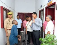 वृद्ध की रुकी पेंशन चालू कराने को डीएम खुद बने सहारा।