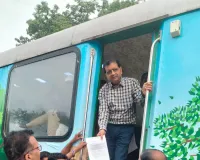 ब्रॉडगेज रेल लाइन की मांग को लेकर व्यापारियों ने एजीएम विनोद कुमार को सौंपा ज्ञापन।