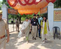 जिलाधिकारी ईशा प्रिया ने परीक्षा केंद्रों का किया औचक निरीक्षण 