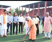 900 करोड़ से अधिक की सौगात: सीएम योगी ने मैदान में अजमाया हाथ 