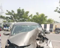 पुलिया से कार टकराने पर कार चालक पति की मौत पत्नी और बच्चा जख्मी