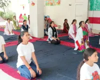 वी. एस. मेमोरियल पब्लिक स्कूल में योग दिवस पर गूंजा 'ॐ', विद्यार्थियों और शिक्षकों ने साधा तन-मन-आत्मा का संतुलन