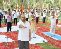स्वामी करपात्री जी महाराज जैव विविधता पार्क चिलबिला में अर्न्तराष्ट्रीय योग दिवस का किया गया भव्य आयोजन,