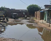 दिलावरपुर गांव में बदहाल सड़क पर जलभराव और गंदगी से लोगों का निकलना दूभर