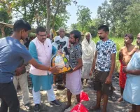 आग पीड़ित परिवारों से मिले भाजपा नेता राजेश्वर सिंह,बांटी राहत सामग्री