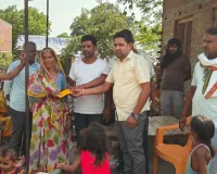 अग्निकांड पीड़ितों के बीच पहुंचे ब्लॉक प्रमुख प्रतिनिधि अमनदीप सिंह,आर्थिक सहायता देकर,आगे भी दिया मदद का भरोसा