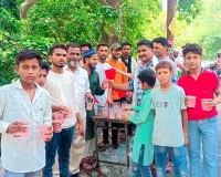 भीषण गर्मी में इंसानियत की मिसाल, हजारों राहगीरों को पिलाया शरबत