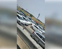 भूसे से भरा ट्रक पलटा, किसान पथ से पूर्वांचल एक्सप्रेस-वे तक लगा लंबा जाम