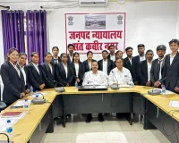 जिला जज द्वारा विधि छात्रों को दिया गया प्रमाण पत्र