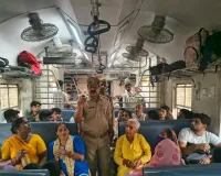 रेलवे स्टेशन और उसके आसपास पत्थरबाजी की घटनाओं को रोकने को ट्रेन यात्रियों व अन्य लोगो को किया जागरूक