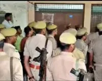 पुलिस आई तो विदेशी महिला ने चौथी मंजिल से लगा दी छलांग, बंद कमरे से क्या-क्या मिला?