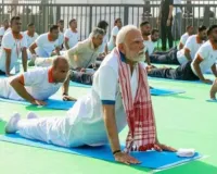  कोलकाता में 35000 लोगों के साथ योग कर रहे पीएम मोदी