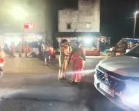 जांजगीर-चांपा में महिला पीएसआई ने बुजुर्ग महिला को सुरक्षित सड़क पार कराया