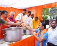 बीजेपी नेता एवं महानगर अध्यक्ष आनंद द्विवेदी ने भंडारों में श्रद्धालुओं को बांटा प्रसाद