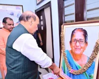 पूर्व राज्यमंत्री के घर पहुँचे राजनाथ सिंह, विनम्र श्रद्धांजलि की अर्पित