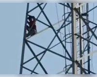शादी कराने का दबाव बनाने टावर पर चढ़ा प्रेमी, घंटों चला हाईवोल्टेज ड्रामा