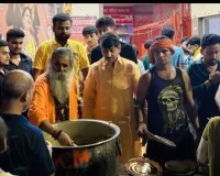 कालीबाड़ी महंत रविंद्र दास ने भंडारे में किया प्रसाद वितरण 