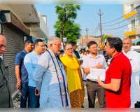खाली प्लाटों में पड़ा कूड़ा, जमीन मालिकों को नोटिस देने के निर्देश