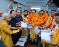 सैकड़ों की संख्या में निकला व्यापारियों का जुलूस, अधिकारियों को सौंपा नामांकन पत्र