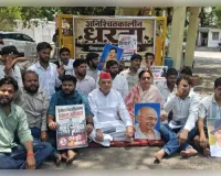 लविवि छात्रों के साथ धरने पर बैठे सपा विधायक, सात दिन से जारी है प्रदर्शन