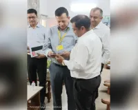 अपर मुख्य सचिव को भेंट की पुस्तक 'साथी हाथ बढ़ाना', विषयवस्तु की सराहना