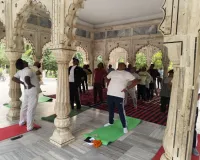 प्राणी उद्यान में अधिकारियों ने किया योगाभ्यास, निदेशक ने योग के गिनाए लाभ