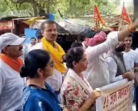 पार्क के फुटपाथ पर 60 से ज्यादा स्थायी दुकानें, स्थानीय लोगों ने किया प्रदर्शन
