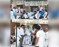 लोनी तहसील में धरनारत बैनामा लेखकों और अधिवक्ताओं को कांग्रेस का समर्थन