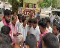 लविवि में निष्कासित छात्रों को परीक्षा से रोका, तीखी नोकझोंक